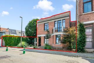 *KIJKDAGEN VOLZET*<br />Lenteweelde – ontdek deze verborgen parel in het hartje van Mechelen Zuid!<br /><br />Welkom in Lenteweelde, een woning met karakter op een toplocatie in Mechelen Zuid. Gelegen in een rustige en gegeerde buurt, combineert deze halfopen bebouwing ruimte, licht en comfort met een uitzonderlijke esthetiek in een familiale buurt.<br /><br />Wat deze woning écht uniek maakt, is iets wat je in Mechelen zelden samen vindt: een garagebox, een private oprit én een halfopen bebouwing. Voeg daar een prachtige tuin aan toe en je krijgt een plek waar je het gevoel hebt op vakantie te zijn. Een klein stukje Zuid-Frankrijk, gewoon in Mechelen.<br /><br />Binnen word je verwelkomd door een ruime, lichtrijke leefruimte waar de grote glaspartijen over de volledige breedte van de woonkamer en keuken zorgen voor een overvloed aan natuurlijk licht en een prachtig zicht op de tuin. De prachtige gashaard creëert dan weer warmte én gezelligheid in de winter. <br /><br />De woning beschikt verder over:<br />•3 volwaardige slaapkamers<br />•Een ruime badkamer met zowel ligbad als douche<br />•Een apart gastentoilet op het gelijkvloers<br />•Een grote bureauruimte, ideaal voor thuiswerk of een praktijk<br />•Een praktische berging<br />•Een geïsoleerde zolder<br />•Een volledig afgewerkte, droge en gecementeerde kelder <br /><br />Ook op technisch vlak zit je goed. Dankzij de zolderisolatie, zonnepanelen en zonnewering behaalt de woning recent een EPC-label C. De woning wordt verwarmd via een aardgasinstallatie met vloerverwarming, waardoor ze onmiddellijk comfortabel bewoonbaar is. <br /><br />Een woning als deze komt zelden op de markt: karaktervol, instapklaar, ruim, uitzonderlijk goed gelegen en met alle troeven. <br /><br />•Praktische informatie: huislenteweelde@hotmail.com<br />•VANAFPRIJS: €595.000<br />•Vrijgave: in overleg met de eigenaars, uiterlijk 1 mei 2027 (akte oktober/november)<br />•Bezoeken: uitsluitend op afspraak via Calendly op 25 juli, 26 juli of 1,2augustus.<br /><br />https://calendly.com/huislenteweelde/30min<br />