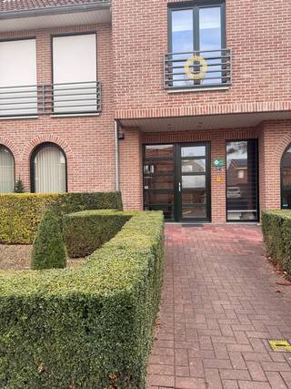 <u>Een gunstige ligging met alles binnen handbereik</u><br /><br />Gelegen in het charmante Veldwezelt (Lanaken), geniet dit appartement van een bijzonder gunstige ligging.<br />Op slechts enkele minuten van het centrum van Lanaken én Maastricht, combineert deze locatie het beste van twee werelden: de rust van een landelijke omgeving met alle voorzieningen, winkels en verbindingswegen binnen handbereik.<br />Bovendien zorgen de groene omgeving en de nabijheid van wandel- en fietsroutes voor een aangename woonbeleving!<br /><br />Dit knusse 1-slaapkamerappartement is gelegen op de begane grond in een rustige en aangename residentie.<br />Het beschikt over een gezellige en lichtrijke leefruimte met directe toegang tot het zonnig, zuid georiënteerd terras.<br />Hier is het ideaal om in alle rust te genieten van het buitenleven!<br /><br />De open keuken is praktisch ingericht en sluit mooi aan bij de leefruimte.<br />Verder omvat het appartement één comfortabele slaapkamer en een nette badkamer.<br /><br />Dankzij de ligging op het gelijkvloers is het appartement bovendien vlot toegankelijk.<br /><br /><strong>Sterke troeven van het appartement</strong>
<ul>
<li>Gelijkvloers appartement</li>
<li>Zuid georiënteerd terras</li>
<li>Energiezuinig met een EPC-label B</li>
<li>Onmiddelijk beschikbaar</li>
</ul>
<br /><strong>Financiële voorwaarden</strong>
<ul>
<li><strong>Huurprijs:</strong> €895,00 per maand</li>
<li><strong>Gemeenschappelijke kosten: </strong>€50,00 per maand</li>
<li><strong>Huurwaarborg:</strong> 3 maanden huur (€2.685,00)</li>
<li><strong>Plaatsbeschrijving:</strong> aandeel huurder</li>
<li><strong>Nutsvoorzieningen:</strong> afzonderlijk te betalen door de huurder</li>
</ul>
<br /><strong><u>Onmiddelijk beschikbaar</u></strong><br /><br />Dit appartement is perfect voor alleenstaanden of koppels die op zoek zijn naar comfortabel en zorgeloos wonen!<br /><br />Voor meer informatie kan u ons steeds bereiken via <span><strong>verhuur@immoverslegers.be</strong></span>!