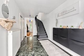 <p><span>Op zoek naar een instapklare gezinswoning met een uitstekende energieprestatie, een praktische indeling en voldoende ruimte? Dan is deze volledig gerenoveerde bel-etagewoning aan de Leo Baekelandstraat 73 in Ekeren zeker een bezoek waard!</span></p><p><span>De woning werd in 2018 grondig gerenoveerd en biedt een bewoonbare oppervlakte van 131 m² op een perceel van 199 m². Dankzij de drie slaapkamers, ruime garage, polyvalente ruimtes en aangename tuin is dit de ideale thuis voor wie comfortabel wil wonen.</span></p><p><span>Indeling</span></p><p><span>Gelijkvloers:</span><span> Via de inkomhal met ingebouwde vestiaire bereik je de ruime garage, met plaats voor een wagen en motor. Daarnaast bevinden zich hier een praktische wasruimte en twee polyvalente ruimtes die perfect kunnen dienen als bureau, hobbyruimte of extra bergruimte. Achteraan geniet je van een aangename tuin.</span></p><p><span>Eerste verdieping:</span><span> De lichtrijke leefruimte biedt voldoende plaats voor een gezellige zithoek en eetgedeelte. Aansluitend bevindt zich de halfopen, volledig uitgeruste keuken met Whirlpool-toestellen. Via het grote schuifraam heb je toegang tot het balkon. Verder beschikt deze verdieping over een apart gastentoilet en een handige berging.</span></p><p><span>Tweede verdieping:</span><span> Hier bevinden zich drie volwaardige slaapkamers en een badkamer, uitgerust met een ligbad, douche en toilet.</span></p><p><span>Extra troeven</span></p><ul><li><span>Energiezuinig met EPC-label B (134 kWh/m²/jaar)</span></li><li><span>14 zonnepanelen</span></li><li><span>Volledig gerenoveerd in 2018</span></li><li><span>Dakisolatie vernieuwd in 2021</span></li><li><span>Conforme elektrische installatie</span></li><li><span>Asbestattest zonder vastgestelde asbest</span></li><li><span>Garage en oprit met parkeermogelijkheid</span></li><li><span>Aangename tuin en balkon</span></li></ul><p><span> </span></p>