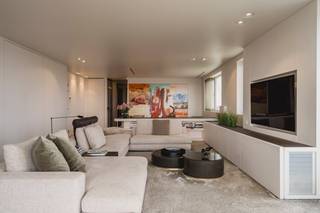 Op de 15de verdieping van de K-Tower (bouwjaar 2018) te Kortrijk bevindt zich dit fantastische appartement met een bewoonbare oppervlakte van 307 m²...