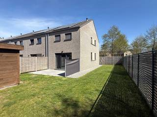 De recente passiefwoning is gelegen in een rustige verkaveling en bestaat uit: inkom met gastentoilet - living met open keuken (incl...