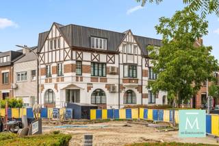 <p><span>Ruim (110m²) en lichtrijk 2-slaapkamerappartement op strategische ligging!</span></p><p><span>Ben je zoek naar een stijlvolle woonst of een waardevaste investering? Lees dan maar verder!</span></p><p><span>Dit gezellig appartement (met aparte inkomhal) in de leuke Collegewijk werd door de jaren heen gerenoveerd waar nodig, is gelegen op de tweede verdieping van een kleinschalig gebouw, afgewerkt in tijdloze cottage-stijl, met oog voor kwaliteit en detail.Deze leuke ligging met zowel centrum Mortsel als Edegem vlakbij maken dat alle winkels, scholen, openbaar vervoer...E19 e A12 vlot bereikbaar zijn.De nabijheid van Fort V is een bijkomende troef.</span></p><p><span>Via de inkomhal met gastentoilet betreden we het appartement. De ruime en lichtrijke woonkamer biedt voldoende plaats voor een gezellige zithoek en aparte eetruimte. De open keuken sluit naadloos aan op de leefruimte en is uitgerust met voldoende kastruimte. Aansluitend bevindt zich een aparte praktische (voorraad)berging. De nachthal leidt naar twee volwaardige slaapkamers en een moderne, stijlvolle badkamer ingericht met dubbel lavabomeubel, inloopdouche, bad en toilet. Tot slot beschikt het appartement nog over een privatieve gerieflijke kelderberging wat zorgt voor extra comfort en opbergruimte, deze zit mee inbegrepen in de prijs! Wat dit appartement nog interessanter maakt, is dat er geen syndicus is en dus ook de zeer lage gemeenschappelijke kosten !Kortom, een mooie opportuniteit op een topligging! Zeker Uw bezoek waard en voor snelle beslissers! Benieuwd? Wacht zeker niet te lang en contacteer ons (bel 015/20.20.82 of info@demakelaardij.be)</span></p>