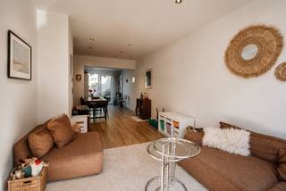 <p>Deze gezellige en instapklare woning is gelegen in een autoluwe straat, op wandelafstand van Fort V en combineert een aangename leefruimte met een gezellige stadstuin.<br />Dankzij de grote raampartijen geniet de woning van bijzonder veel natuurlijke lichtinval.</p>
<p><strong>GELIJKVLOERS<br /></strong>Op het gelijkvloers bevindt zich de <strong>inkomhal van 8m²</strong> met vestiaire, gevolgd door de ruime <strong>woonkamer van 31m²</strong> op vinylparket.<br />De open <strong>keuken van 8m²</strong> sluit mooi aan op de leefruimte en is uitgerust met een 5-pits gaskookplaat, koelkast, vaatwasser, dampkap en dubbele spoelbak.<br />Aansluitend is er een praktische <strong>wasplaats van 4m²</strong> met aansluitingen voor wasmachine en droogkast.<br />Vanuit de leefruimte is er toegang tot de gezellige <strong>stadstuin ²,</strong> een aangename plek om te genieten van de zon.</p>
<p>Verder beschikt de woning over een <strong>kelder van 10m²</strong>.</p>
<p><strong>1STE VERDIEPING<br /></strong>Op de eerste verdieping bevinden zich een <strong>overloop van 4m², twee slaapkamers van respectievelijk 13m² en 11m²</strong> en een <strong>dressing van 4m².</strong> De <strong>badkamer van 9m²</strong> is ingericht met een ruime inloopdouche, dubbel lavabomeubel en spiegelkasten.</p>
<p><strong>BIJZONDERHEDEN<br /></strong>De vermelde “bewoonbare oppervlakte” is gebaseerd op de “bruikbare vloeroppervlakte” zoals vermeld in het EPC.<br /><strong></strong>De woning beschikt over centrale verwarming op aardgas met thermostatische kranen, dubbele beglazing, PVC-schrijnwerk en rolluiken, deels elektrisch. Bovendien is de woning asbestveilig.</p>
<p><strong>POSITIEVE PUNTEN<br /></strong>Gezellige stadstuin<br />Zéér veel lichtinval<br />Asbestveilig<br />Goede bereikbaarheid<br />Autoluwe straat<br />Kindvriendelijke omgeving<br />Op wandelafstand van het Fort V Edegem</p>