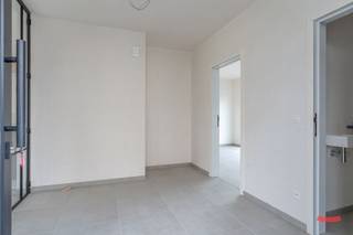 Het zoveelste nieuwbouwproject in Ravels, zeg je?<br /><br />Oké. Point taken. Maarrr soms heb je van die projecten die er echt wel uitspringen. <br />En dit is er zo eentje.<br /><br />Klinkt weer als het typische makelaarspraatje zeker? Niet dus.<br />Deze 7 nieuwbouwwoningen doen het namelijk net even wat anders dan anders:<br /><br />- Geen 7 smalle duplicaatjes naast elkaar, maar een eigentijdse architectuur die de landelijke omgeving niet verstoort. Een speelse indeling, maar met een hele mooie flow.<br /><br />- Deze aannemer zet graag de puntjes op de i. Van de hippe stalen deuren in de woonkamer tot de volledige aanleg van de voortuin; alles werd met oog voor detail afgewerkt. Een totaalplaatje dus.<br /><br />- Geen klassieke hoogbouw, maar een eigentijds interieur waar veel gespeeld wordt met licht en lucht.<br /><br />- Extreem energiezuinige afwerking, met warmtepomp, vloerverwarming én -koeling, zonnepanelen, hoogrendementsglas, topisolatie,… <br />Goed voor het milieu én voor je portemonnee.<br /><br />- Een absolute toplocatie: met de bossen letterlijk om de hoek - heb je dat uitzicht op de hertjes gespot? - maar ook op fietsafstand van de dorpskern van het mooie Ravels.<br /><br />Woning 5 is je favoriet, zeg je? Dat snappen we.<br /><br />Dit is namelijk de grootste, met z’n 174 m² bewoonbare oppervlakte. Verder heeft ‘ie een grondoppervlakte van 370m², 3 slaapkamers en een carport met eigen berging achteraan op het terrein. Graag nog een 2de parkeerplaats erbij? No problemo, dat kunnen we voor je regelen.<br /><br />Staat dit stulpje hoog op je verlanglijstje, maar wil je stiekem graag ook 1 van de andere 7 woningen bezoeken? No worries, we zetten met plezier de deuren van alle huizen voor je open. <br /><br />Graag hierover meer weten? Bel ons, mail ons, schrijf ons.<br /><br />By the way: dit project wordt verkocht onder 21% BTW op de constructie, en 12% registratierechten op de grond.