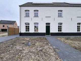 In het hart van Wortel (Hoogstraten) wordt deze stijlvolle nieuwbouwwoning gerealiseerd op een perceel van ca. 323 m². De woning combineert een doordachte indeling met een ruimtelijk gevoel en veel natuurlijke lichtinval.Op het gelijkvloers bevindt zich een moderne keuken met eiland, die uitgeeft op de tuin en optimale privacy biedt. De keuken wordt voorzien van kwalitatieve toestellen zoals een inductiekookplaat, combi-oven, koelkast en vaatwasser. Aansluitend vindt u een lichtrijke leefruimte. Verder is er een aparte bureauruimte en een gastentoilet. De achterinkom doet dienst als wasplaats en berging. Op de eerste verdieping komen drie volwaardige slaapkamers. De badkamer wordt uitgerust met zowel een ligbad als een inloopdouche, aangevuld met een apart toilet op de nachthal.De zolder biedt extra mogelijkheden, zoals een hobbyruimte, extra slaapkamer of berging. De woning wordt voorzien van moderne technieken, waaronder ventilatie type D, vloerverwarming en zonnepanelen.Bijzonderheden:Nieuwbouw (oplevering voorzien in 2027)Energiezuinig (Streven naar E-peil: 18)VloerverwarmingStrategisch gelegenOnderhoudsvriendelijke tuin met veel privacy en potentieelHoogwaardige afwerkingZonnepanelenDe bouwwerken starten in juli 2026, dus wees er snel bij om nog jouw afwerking naar keuze te maken. Belangrijk: de weergegeven beelden dienen uitsluitend ter illustratie en inleving. Deze foto's geven geen exacte weergave.Voor meer informatie of een afspraak kunt u contact opnemen.(ver-)Kopen of (ver-)huren in de Noorderkempen?Wij helpen u graag verder!Dewaele VastgoedBestuursmaatregelen in het maatregelenregister: in aanvraag