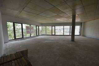 Immo Zone biedt nog 2 casco kantoorruimtes met een prachtig zicht. Residentie Nieuwe Markt is uitermate goed gelegen met zicht op de kerk,...