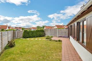 <p>Deze <strong>charmante, vrijstaande vakantiewoning</strong> bevindt zich in <strong>het populaire vakantiepark Fabiola in Wenduine</strong>, een toplocatie aan de Belgische kust. Op slechts 200 meter van het strand en de duinen geniet je hier van rust én nabijheid van zee en natuur. De vakantiewoning is praktisch ingedeeld en biedt alle comfort. Op het gelijkvloers vind je een inkomhal met gastentoilet, een badkamer met ligbad en een tweede toilet en <strong>één slaapkamer</strong>, ideaal voor wie alles op één niveau wenst. De <strong>lichtrijke leefruimte met open keuken</strong> is volledig uitgerust met onder andere een grote koelkast met vriesvak, oven en elektrische kookplaat. Op de bovenverdieping is er nog<strong> één ruime slaapkamers</strong> voorzien. Ook kan er een derde kamer gecreëerd worden. Buiten beschikt de woning over een <strong>aangenaam tuintje met terras</strong>. Daarnaast is er <strong>een buitenberging</strong>, waar onder andere fietsen en strandspullen veilig kunnen worden gestald. Het vakantiehuis ligt op een beveiligd domein, enkel toegankelijk voor bewoners en beschikt onder meer over een grote speeltuin. De woning kan volledig gemeubileerd verkocht worden (optioneel) en een <strong>private parkeerplaats is verplicht bij aan te kopen (€5.000)</strong>. Gelijkaardige woningen worden in dit park verhuurd voor 120 euro per nacht. Domicilie is niet toegestaan. Elektriciteit conform. (Maatregelen opgenomen in het maatregelenregister: neen)</p>