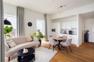 Stijlvol wonen met fenomenaal uitzicht<br /><br />Locatie<br />Gelegen in het bruisende Antwerpen Noord, aan de voet van het groene Park Spoor Noord, geniet je hier van een uitzonderlijke ligging. Op wandelafstand bevinden zich tal van hotspots zoals het Eilandje, het MAS, Onze-Lieve-Vrouwekathedraal, de Meir en Station Antwerpen-Centraal. Daarnaast zijn scholen, ziekenhuizen zoals ZNA Cadix en openbaar vervoer vlot bereikbaar, wat deze locatie bijzonder aantrekkelijk maakt.<br /><br />Beschrijving<br />Op de 17de verdieping van Residentie Parktoren bevindt zich dit modern en lichtrijk hoekappartement met een prachtig zicht over de skyline van Antwerpen. Het is stijlvol afgewerkt en verwelkomt je met een warme, hedendaagse uitstraling en een doordachte indeling. De leefruimte met open keuken vormt het hart van de woning en baadt in natuurlijk licht dankzij de grote raampartijen. De kwalitatieve, warme vloer zorgt meteen voor een gezellige en elegante sfeer. Het appartement beschikt over twee volwaardige slaapkamers, ideaal als hoofdslaapkamer en extra kamer voor gasten, kinderen of een bureau. De badkamer is uitgerust met een comfortabele inloopdouche, een wastafel en een toilet, afgewerkt in een strakke en tijdloze stijl. Een handige berging/technische ruimte is tevens ter beschikking. Een absolute troef is het uitzonderlijke terras dat rondom het appartement loopt. Hierdoor geniet je op elk moment van de dag van zon én een adembenemend uitzicht over de skyline van Antwerpen. Of je nu ’s ochtends rustig wil ontbijten, overdag wil ontspannen of ’s avonds de stad ziet oplichten: hier beleef je het allemaal vanop de eerste rij.<br /><br />Bijzonderheden<br />- Energiezuinig (EPC-label A)<br />- Conforme elektriciteit<br />- Kan bemeubeld aangekocht worden<br />- Inclusief privatieve kelderberging<br />- 3 fietshaken ter beschikking in fietsenberging<br />- Mogelijkheid tot aankoop ondergrondse autostaanplaats<br />- Maandelijkse lasten voor appartement en privatieve kelderberging: 105 euro (inclusief voorschot verwarming)<br /><br />Verplichte vermeldingen<br />EPC: 99 kWh/m²<br />P-score: C<br />G-score: C<br />Stedenbouwkundige inlichtingen: in aanvraag