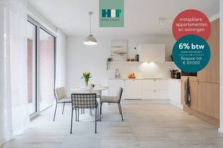 BEZOEK DE NIEUWE MODELWONING EN INGERICHTE APPARTEMENTEN – 6% btw mogelijk<br /><br />We nodigen je uit om wonen op zijn best te ervaren. Ontdek de nieuwe ruime modelwoningen (4 slpk) en verschillende ingerichte appartementen, midden in het autovrije binnengebied. Ook de tuin, een rustige oase in de stad, wordt momenteel volop aangelegd. Ruimte, rust, licht en comfort staan deze keer centraal, precies zoals wonen in Hof Berlamuze bedoeld is.<br /><br />Dit project geniet van het verlaagde btw-tarief van 6% btw voor sloop en heropbouw, onder voorwaarden. NIEUW: niet alleen wie een Hof Berlamuze appartement of woning koopt voor eigen bewoning, maar ook investeerders (particulier of vennootschap) kunnen nu van dit gunsttarief genieten. (www.hofberlamuze.be/6btw)<br /><br />De werken zitten in een vergevorderde fase en de modelappartementen zijn klaar voor uw bezoek. Kom zelf de hoogwaardige afwerking en het wooncomfort ontdekken in deze inspirerende, nieuwe woonomgeving.<br /><br />Hof Berlamuze telt zeven stijlvolle laagbouw woongebouwen, harmonieus ingepast rond een centraal binnenhof met veel groen en rust. Het aanbod is divers: van comfortabele appartementen met 1 slaapkamer tot ruime gezinswoningen met 4 slaapkamers.<br />Hier woon je vlak bij de muziekschool en middenin het kloppende hart van Lier – waar cultuur, natuur en water samenkomen.<br /><br />Hof Berlamuze: hier zit muziek in jouw toekomst!<br /><br />Info:<br />www.hofberlamuze.be<br />Een persoonlijke afspraak?<br />www.hofberlamuze.be/maak-afspraak/ - wonen@fidesinvest.be - t 03 232 54 00<br /><br />Dit gezellige, eigentijdse en kwalitatief afgewerkte 3-slaapkamerappartement beschikt over een ruime leefruimte met open keuken, die uitkomt op een zuidgericht terras waar u volop kan genieten van de zon.<br />Het appartement is volledig uitgerust met vloerverwarming, aangestuurd via een energiezuinige lucht/water warmtepomp. Daarnaast zijn er drie volwaardige slaapkamers, een ingerichte badkamer, een apart toilet en een praktische berging.<br />Met aluminium raamprofielen en een hoogwaardige thermische en akoestische isolatie geniet u hier van optimaal wooncomfort en een gunstig E-peil.<br /><br />Info? www.hofberlamuze.be. Een afspraak? www.hofberlamuze.be/maak-afspraak/ - wonen@fidesinvest.be - t 03 232 54 00.