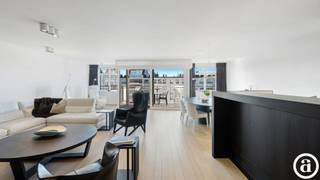 <span>Prestigieus appartement van ca 160m² met zeezicht en terrassen van ca 17m² te koop in een karaktervolle residentie op het Albertplein. Toplocatie hartje Zoute, vlakbij het strand, de zee en de winkels. Het appartement biedt een gevelbreedte van ca 8,6m. Indeling: Aangename lichtrijke leefruimte met gashaard en ruim overdekt terras dat zijdelings zeezicht biedt. Volledig ingerichte open keuken met alle voorzieningen / huishoudtoestellen van Miele, luxe en comfort. Berging met aansluiting wasmachine/droogkast en centraal stofzuigsysteem. Hoofdslaapkamer met dressing en luxueuze badkamer voorzien van een ligbad, inloopdouche, dubbele lavabo en toilet. 2de volwaardige slaapkamer met ingemaakte kasten. 3de slaapkamer dat eveneens ruimte biedt voor een dubbel bed. Gemeenschappelijke douchekamer met inloopdouche en dubbele lavabo. Alle slaapkamers hebben toegang tot het ruim terras achteraan. Apart toilet op de nachthal. Privatieve kelder en gemeenschappelijke fietsenberging in de residentie. Contacteer Knokke Real Estate om een bezoek in te plannen. </span>