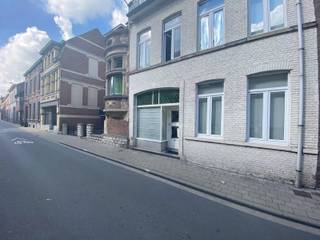 Deze verzorgde opbrengsteigendom bestaat uit 3 appartementen. De woning is gelegen in het centrum van Izegem.Gelijkvloers:76 m2 - EPC: label C -...