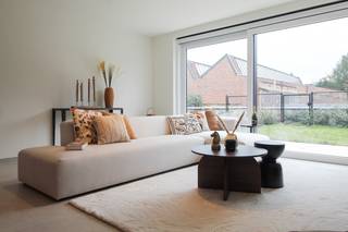 In het centrum van Kortrijk bouwt Hectaar 3 moderne nieuwbouwwoningen. Deze woningen zijn rustig gelegen in een dynamische buurt en bevinden zicht op slechts 5 minuten wandelen van het Blauwe Poortpark. Deze woning beschikt over een aangelegde tuin alsook een zonnig terras op het tweede verdiep met zicht op de Sint-Rochuskerk. Deze woning is instapklaar! 
<ul>
	<li>E-peil 20 - 50% korting op de onroerende voorheffing gedurende 5 jaar! </li>
	<li>6% BTW mogelijk, bespaar maar liefst 47.000  euro! </li>
	<li>Centrum Kortrijk; </li>
	<li>Vloerverwarming op het gelijkvloers; </li>
	<li>4 ruime slaapkamers en extra bureauruimte;  </li>
	<li>Volledig geschilderd en voorzien van verlichting; </li>
	<li>Laminaat in de slaapkamers en nachthal reeds inbegrepen; </li>
	<li>Aangelegde zonnige tuin met uitweg; </li>
	<li>Terras op het tweede verdiep; </li>
	<li>Ondergrondse parkeergarage - staanplaats of garage verplicht aan te kopen. </li>
</ul>
Interesse? Contacteer ons gerust voor meer informatie! <br /><br /><strong>Benieuwd naar de laatste beschikbare woning in Kortrijk? Kom langs in lot 02 tijdens het opendeurmoment op zondag 15 februari van 13-16u. Schrijf je in of kom vrijblijvend langs: https://bit.ly/Opendeur_15_februari.</strong>