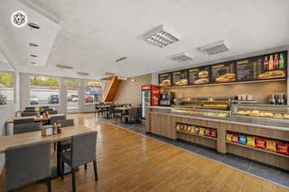 Te koop in Dergneau: te renoveren handelspand, gelegen langs een commerciële invalsweg met uitstekende visibiliteit!INDELING: gebouw met...
