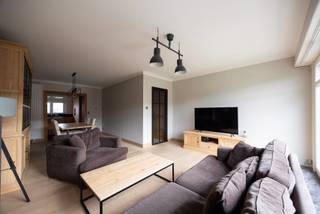Instapklare woning op een boogscheut van centrum Schoten waar de tijd niet heeft stilgestaan. Dankzij de ligging ben je zo de E19 op, doch op wandelafstand van: marktplein, 't Asbroek, Park Vordenstein, horecazaken, supermarkten,...<br /><br />De woning heeft een gunstig EPC (C) en is asbestveilig.<br /><br />Indeling:<br /><br />GLV: De inkomhal heeft ruimte voor een vestiairekast. Achteraan is er een grote wasruimte met ingemaakte kasten en een eerste toilet. Deze geeft via een dubbele glazen deur uit op de tuin (ca. 45m²), voorzien van kunstgras, betegeld terras en een tuinhuis. De garage (ca. 25,5m²) met een hoogte van 2,77m, minimum breedte van 3m en elektrische poort geeft in combinatie met de oprit en plaats voor de woning voldoende parkeergelegenheid.<br /><br />V1: Dankzij de gevelbrede raampartij valt het licht hier mooi binnen op de volhouten parket. De indeling voorziet een salon met gashaard en ruimte voor een grote tafel. De eiken keuken met composiet blad is voorzien van: inductievuur, dubbele spoelbak, quooker, grote koelkast en diepvries, siemens heteluchtoven en vaatwasser. Achteraan is er nog een betegelde badkamer met ligbad, hangtoilet, lavabomeubel en ingemaakte kasten.<br /><br />V2: De bovenste verdieping bestaat uit twee volwaardige slaapkamers. De masterbedroom is wederom voorzien van ingemaakte kasten. Beide slaapkamers zijn voorzien van airco, elek rolluiken en een dakkapel voor extra ruimte.