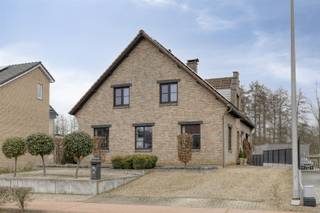 <p>A VENDRE : Magnifique maison sur un terrain spacieux de 36a48ca à Koersel!<br />Dans le Molendijk à Koersel (Beringen) vous trouverez cette belle maison de campagne, située sur un terrain exceptionnellement spacieux de pas moins de 36a48ca.Cette charmante propriété combine l'aspect chaleureux d'un style campagnard avec le confort de rénovations contemporaines et a été entretenue avec grand soin au fil des ans. <br />Par le biais du hall d'entrée spacieux avec des toilettes pour invités, nous entrons dans la maison. Le salon lumineux avec salle à manger est le cœur de la maison et offre une belle vue sur le jardin et la verdure. A côté se trouve la cuisine rénovée, qui offre un accès direct à la terrasse. <br />Au rez-de-chaussée, il y a également un grand débarras/buanderie et un bureau séparé qui peut également servir de chambre supplémentaire. En outre, la propriété dispose d'un sous-sol spacieux avec garage, offrant un espace de stockage supplémentaire et de nombreuses possibilités pratiques.<br />Le jardin est sans aucun doute l'un des atouts absolus de cette propriété. Vous y jouirez d'une intimité optimale et d'une belle vue verdoyante. Un endroit idéal pour les amateurs de jardinage, les familles ou ceux qui veulent simplement profiter de la paix et de la tranquillité.<br />Localisation : <br />La propriété est située au calme dans le Molendijk à Koersel, une commune de Beringen. Ici, vous profiterez d'un environnement vert et rural avec de belles vues dégagées, tandis que les magasins, les écoles et les routes de liaison sont facilement accessibles.<br />Layout : <br />Espace au sous-sol <br />RDC : hall d'entrée, toilettes invités, living, cuisine, espace bureau, buanderie <br />Premier étage : 3 chambres spacieuses, salle de bain <br />Trophées : <br />- Terrain très spacieux ! <br />- Superbes vues ! <br />- Cuisine et salle de bain rénovées ! <br />- Chauffage au sol ! <br />- Pompe à chaleur et panneaux solaires ! <br />EPC : 347 kWh/m² avec le numéro de certificat 20260223-0003809353-RES-1<br />P-score : D<br />G-score : A<br />Info urbanisme : zone résidentielle à caractère rural, permis d'urbanisme, pas de préemption, pas de règlement de lotissement.<br />*Source surface habitable EPC</p>