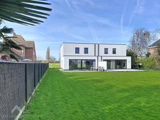 <p>Ontdek deze nieuwbouw woning op een perceel van 550 m², gelegen op een rustige maar tegelijk centrale locatie. Deze woning biedt alle ruimte en comfort die een gezin nodig heeft. Vooraan is er plaats voor 2 parkeerplaatsen, en een mogelijkheid tot carport naast de woning met toegang via zijdeur! Op het gelijkvloers vindt u een inkomhal met gastentoilet, ruime lichtrijke leefruimte met aansluitend de keuken, aanpalende praktische was/bergplaats. Op de eerste verdieping zijn er drie ruime slaapkamers en een kleinere kamer die kan dienen als bureau, doorloopdressing naar badkamer of kinderkamer. De woning wordt wind- en waterdicht verkocht, waardoor u zelf nog uw persoonlijke toets kan toevoegen aan de afwerking. Van zodra er een verkoopovereenkomst is wordt de woning meteen afgewerkt. Om een idee te geven van de mogelijkheden en afwerkingsgraad kan u de naastgelegen modelwoning bezoeken! Kortom: een ruime en moderne gezinswoning met tal van mogelijkheden met mooie grote tuin die al genivelleerd en gezaaid is!</p>
<p>Grond wordt verkocht onder registratie en de constructie onder 21% BTW.</p>
<p>Extra troeven:</p>
<ul>
<li>BEN woning</li>
<li>Zuidoost gerichte tuin</li>
<li>Regenwaterput van 10.000L</li>
<li>Vlotte verbinding naar scholen, winkels en openbaar vervoer</li>
<li>Zeer goed geïsoleerde woning mede door het Isospan bouwsysteem</li>
<li>Af te werken naar eigen wensen (zelfstandig of door de bouwheer)</li>
</ul>
<p>Deze woning is te koop ZONDER makelaar via Smart Houses! Info of bezoek? Contacteer rechtstreeks de eigenaar via 0479/70.32.40</p>