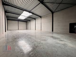 Nieuwbouw KMO-unit van 318 m² met 75 m² kantoorruimte en 4 privatieve parkeerplaats te koop, de unit maakt deel uit van het gloednieuwe bedrijvenpark <strong>"BAZUIN",</strong> een gloednieuwe KMO-ontwikkeling gelegen op een strategische locatie in Roeselare. Het project bestaat uit een 80-tal multifunctionele units, samengebracht in verschillende bedrijfsverzamelgebouwen. De beschikbare oppervlaktes variëren van 60 m² tot 534 m², met de mogelijkheid tot samenvoeging tot grotere entiteiten. Afhankelijk van uw zoekcriteria, zijn de <strong>units beschikbaar met of zonder geïntegreerde kantoor -en/of woonruimte. </strong><br /><br />De casco magazijnen (brandklasse B) hebben een vrije hoogte van +/- 6 m en zijn opgebouwd uit een staalstructuur, gecombineerd met betonpanelen en geïsoleerde sandwichpanelen. Elke loods is voorzien van een automatische geïsoleerde sectionaalpoort (al dan niet met aparte toegangsdeur en glaspartij), een lichtstraat en een gepolierde polybetonvloer. Aansluitingen voor nutsvoorzieningen zoals stadswater, elektriciteit (25A - 3N400V) en telecom (data) zijn individueel voorzien. <br /><br />Het bedrijvenpark bevindt zich in een gebied voor ambachtelijke bedrijven en KMO's, en is geschikt voor een <strong>breed scala aan activiteiten</strong> zoals opslag, productie, verwerking, groothandel, ...<br />Dankzij de 15.300 m² aan groenaanleg en de integratie van woon-werkateliers, biedt Bazuin de ideale combinatie tussen bedrijvigheid en leefomgeving. <br /><br />Verder biedt het terrein uitgebreide parkeer -en manoeuvreerruimte, alsook parkeerplaatsen voor bezoekers en personeel. <br />Oplevering voorzien Q4 2026.<br /><br />Contacteer <strong>PANORAMA B2B</strong> voor bijkomende inlichtingen, plannen of een vrijblijvend plaatsbezoek <strong>0476 215 115</strong>.