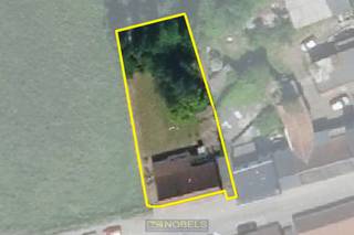 Reconstruction possible à 6 % de TVA sous conditionsBâtiment à rénover entièrement / à démolir avec potentiel, situé sur un TERRAIN DE 670M² au CŒUR...