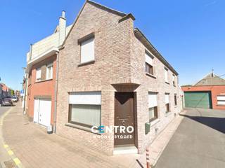 <span><strong><u>Benaderende OPPERVLAKTEN:</u></strong><br /><strong><em>Constructie - bebouwde oppervlakten: </em></strong>±105m<sup>2</sup> (inclusief garage)<br /><em><strong>Grondoppervlakte: </strong></em></span><br /><br /><span><strong><u>INDELING</u></strong><u>:</u></span><br /><span><strong><em>Gelijkvloers (105m<sup>2</sup>)</em></strong>: Inkomhal - rechthoekige leefruimte met gaskachel - keuken</span><span> - wasplaats met toilet - douchekamer - garagebox.</span><br /><span><strong><em>Eerste verdieping (60m<sup>2</sup>)</em></strong>: Nachthal - 3 slaapkamers</span><br /><u>Algemene staat</u>: normaal! Nieuwe ramen met dubbele beglazing!!<br /><u>Potentiële huuropbrengst</u>: € 650,-/maand<br /><br /><span><strong><u>BESTEMMINGSMOGELIJKHEDEN:</u></strong></span><br /><span>Volgens het gewestplan volledige gelegen in <strong>woongebied</strong>: b</span>estemd voor wonen, alsmede voor handel, dienstverlening, ambacht en kleinbedrijf voor zover deze taken van bedrijf om redenen van goede ruimtelijke ordening niet in een daartoe aangewezen gebied moeten worden afgezonderd, voor groene ruimten, voor sociaal-culturele inrichtingen, voor openbare nutsvoorzieningen, voor toeristische voorzieningen, voor agrarische bedrijven. <br /><br /><span><strong><u>NUTSVOORZIENINGEN</u></strong><u>:</u><br />Stadswater, CV op aardgas, elektriciteit</span><span>, telefonie/internet (wifi)/distributie, riolering/septiek.</span><br /><br /><span><strong><u>LIGGING:</u></strong></span><br /><span>Centrale ligging: op wandelafstand van winkels, scholen, bakkerij/slagerij, apotheek, bowling, snookerzaal, kinderdagverblijf, ziekenhuis (AZ Delta Rembert), ...</span><br /><span>Openbaar vervoer: op 2 minuten van een bushalte</span><br /><span>Vlotte ontsluiting naar kust en binnenland via </span><span>autosnelwegen (E40/E403)</span><br /><br /><span><u>* Bijzonderheden</u></span><br />- De koer is belast met een erfdienstbaarheid (recht van doorgang naar het magazijn).<br />- Onze referentie op<strong> </strong><strong>www.centro.be</strong>: <strong>Q0616-W </strong>of contacteer ons via <strong>050700102</strong><strong>.</strong><br /><br /><span><strong>Wilt u ook weten hoeveel uw woning waard is?</strong></span><br />Contacteer ons vrijblijvend voor een marktconforme waardebepaling van uw pand.