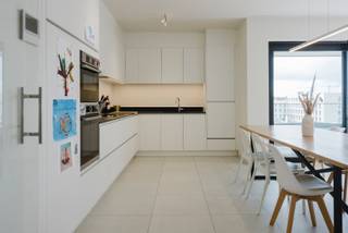 Dit appartement in Residentie Vlaskaai aan de Leie biedt een combinatie die je niet elke dag vindt: een wijds uitzicht, een terras van 14 m² én een ruime afgesloten garage.<br /><br />Op de 3de verdieping kom je via de ruime inkomhal en glazen deur in de lichtrijke leefruimte. De grote raampartij met schuifraam en glazen terrasbalustrade zorgt voor een prachtig zicht op de Leie. De open keuken is volledig uitgerust en biedt samen met de leefruimte plaats voor een grote eettafel en ruime zithoek. Het deels overdekte terras kan je bovendien ook bij minder goed weer optimaal benutten.<br /><br />Via de nachthal bereik je het aparte toilet, de berging die momenteel als bureau wordt gebruikt, 2 ruime slaapkamers en de badkamer met ligbad, douche en dubbele lavabo. Een nis in de nachthal doet dienst als wasberging.<br /><br />Aan de Vlaskaai zijn 2 plaatsen voorzien in de gemeenschappelijke fietsenberging. De afgesloten ondergrondse xl-garage is een absolute troef: er is plaats voor een wagen én meerdere fietsen of een moto.<br /><br /><br />Waarom dit aanbod overwegen?<br /><br />✔ Wijds Leiezicht<br />✔ Overdekt terras van 14 m²<br />✔ 2 slaapkamers<br />✔ Bureau/dressing/berging<br />✔ Badkamer met bad & douche<br />✔ Gordijnen & lichtarmaturen<br />✔ 2 fietsplaatsen<br />✔ Afgesloten XL-garage<br />✔ kelderberging<br />✔ EPC A<br /><br />Beschikbaar vanaf 1 november 2026. De maandelijkse provisie voor de gemeenschappelijke kosten bedraagt €100.<br />Geïnteresseerd? Vul eenvoudig het contactformulier in en Mallory neemt spoedig contact met je op.