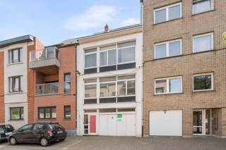 Op zoek naar een woning met ruimte, potentieel en een centrale ligging? Deze bel-etagewoning in de Rietstraat 45 te Oostende biedt een solide basis voor wie graag de handen uit de mouwen steekt en zijn droomwoning volledig naar eigen smaak wil creëren.<br /><br />De woning beschikt over een stevige structuur en is volledig onderkelderd, wat zorgt voor bijzonder veel extra bergruimte en tal van invullingsmogelijkheden. Dankzij de praktische indeling en de royale oppervlaktes is dit pand ideaal voor grote gezinnen, thuiswerk of hobby’s.<br /><br />Op het gelijkvloers bevinden zich onder meer een garage, een polyvalente ruimte, extra bergingen, een toilet en toegang tot de tuin — perfect voor wie nood heeft aan werk- of hobbyruimte.<br /><br />De eerste verdieping biedt een lichtrijke leefruimte, een open keuken, een apart toilet en opnieuw toegang tot de buitenruimte.<br /><br />Op de tweede verdieping zijn er vier volwaardige slaapkamers en een badkamer met toilet, wat deze woning bijzonder geschikt maakt voor grotere gezinnen.<br /><br />Verder beschikt het pand over een ruime zolderverdieping, die extra uitbreidingsmogelijkheden biedt, en een regenwaterput met kraan in zowel tuin als keuken.<br /><br />Belangrijk: de woning dient volledig gerenoveerd te worden, maar biedt daardoor een unieke kans om een ruime stadswoning volledig naar eigen wensen en normen af te werken.<br /><br />Kortom, een eigendom met enorm veel potentieel, ruimte en mogelijkheden op een interessante locatie in Oostende.