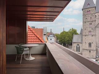 Deze unieke, volledig gerenoveerde, stadswoning is gelegen in het hartje van Gent en beschikt over maar liefst 4 slaapkamers, 3 badkamers, 3 terrassen en een garage op wandelafstand en een bruikbare vloeroppervlakte van 282 m<sup>2</sup>.<br />De woning is tevens intensief gerenoveerd en is bijgevolg uiterst energiezuinig met een energiescore van E29 - Label A.<br /><br />Indeling:<br />GV: ruime inkomhal/fietsenberging, 1<sup>e</sup> slaapkamer, badkamer met douche, toilet en wastafel, ingemaakte kasten in de gang.<br />1<sup>e</sup>V: 2 slaapkamers, badkamer met douche, toilet en wastafel, ingemaakte kasten in de gang.<br />2<sup>e</sup>V: keuken met eiland en terras.<br />3<sup>e</sup>V: woonkamer met terras vooraan en klein terras achteraan.<br />4<sup>e</sup>V: masterbedroom met ingemaakte kasten, open badkamer met douche en wastafel, apart toilet in de kastenwand.<br />Verder is er nog een lift, een kelder onder de volledige woning voor bergruimte/wasplaats en een garagebox op wandelafstand van de woning.<br /> <br />Voor meer info of bezoek: contacteer SARA - CENTER OFFICE: 0478 90 27 09.<br /><br /><br /> 