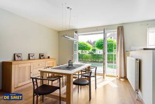 Bent u op zoek naar een rustig gelegen woonst in een afgesloten residentie?
Dan is dit gelijkvloers appartement met een uitstekende mobiscore van 8.7/10 ongetwijfeld iets voor u!
Via de inkomhal met apart toilet komt u vooraan in de twee slaapkamers terecht.
De badkamer is ingericht met ligbad + douchescherm en dubbel lavabomeubel.
De L-vormige living met de open ingerichte keuken met aanpalend de wasplaats zijn achteraan gelegen.
Via het privatieve terras komen we in de gemeenschappelijke tuin.
De ondergrondse garagebox (nummer 25) is in de vraagprijs begrepen en de maandelijkse provisie bedraagt € 151,52 voor o.a. de elektriciteit en het onderhoud van de gemeenschappelijke delen, blokpolis en syndicus.
Neemt u gerust contact op met ons kantoor om een plaatsbezoek in te plannen!