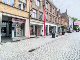Handelspand op zeer goede commerciële ligging in het centrum van BruggeIndeling: Gelijkvloers (66 m²) bestaande uit winkelruimte (45 m²) met...