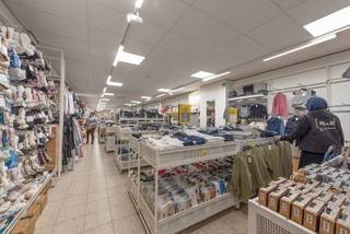 <p>Zeldzame en strategische investeringskans in het hart van Bockstael, een van de meest dynamische handelswijken in het noorden van Brussel. Handelsruimte van <strong>342 m², verhuurd aan Zeeman tot 14/04/2028</strong>, met een jaarlijkse huurinkomst van <strong>€108.313</strong>, wat zorgt voor stabiele en zekere inkomsten.</p>
<p>Uitstekende ligging omringd door bekende merken zoals Brico, Pearl, Kruidvat en Ladbrokes, wat een constante klantenstroom garandeert. Gemakkelijk bereikbaar met de auto met parkeergelegenheid in de buurt en goed bediend door het openbaar vervoer, met optimale zichtbaarheid voor elke handelsactiviteit.</p>
<p>Ideale opportuniteit voor investeerders die hun portefeuille willen diversifiëren met een kwalitatief commercieel pand in een gegeerde buurt. Aantrekkelijk rendement en sterk potentieel voor waardestijging op lange termijn. <strong>Commissie van 3% + btw ten laste van de koper.</strong></p>