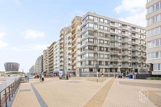 Ce studio d'environ 32 m² bénéficie d'un emplacement agréable à Middelkerke et offre une vue latérale sur la mer. Il comprend un espace de vie séparé, une cuisine indépendante avec vue latérale sur la mer, une salle de bains avec douche et des toilettes séparées. Grâce à son agencement pratique et à son emplacement, ce studio constitue un excellent point de départ pour en faire un pied-à-terre côtier moderne et confortable. Les finitions intérieures peuvent être rénovées selon vos goûts, ce qui vous permettra d’aménager l’espace entièrement à votre convenance.