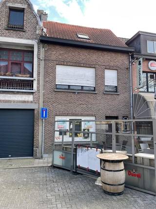 Te renoveren huis (100m²) gelegen in het centrum van Kontich met mogelijkheden voor zowel handelsactiviteit (polyvalent) als wonen.Het pand biedt een...