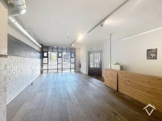 Deze handelsruimte, gelegen op een absolute toplocatie op de Markt van Torhout, geniet van maximale visibiliteit en passage. Omringd door winkels, horeca en voorzieningen is dit dé plek om uw zaak te laten renderen.<br /><br />Het pand staat momenteel leeg en biedt een volledig ingerichte horecastructuur met tal van mogelijkheden. Binnenin beschikt u over een ruime handelsruimte met plaats voor circa 60 personen, een centrale toogzone met tapinstallatie, een keuken, sanitair en praktische stockageruimtes achteraan.<br /><br />De open indeling maakt het eenvoudig om het pand naar eigen concept in te richten, of dit nu horeca, kantoor of een andere commerciële invulling is.<br /><br />Buiten is er een ruim terras aanwezig, ideaal om klanten te ontvangen en extra beleving te creëren op zonnige dagen.<br /><br />Belangrijk: het pand is vrij van huurder én vrij van brouwerijverplichting, wat u als koper volledige vrijheid geeft.<br /><br />Dankzij de open indeling en centrale ligging zijn de mogelijkheden bijzonder ruim. Denk aan:<br />- brasserie of horecazaak<br />- automatenshop (mits goedkeuring van de gemeente)<br />- kantoorruimte of hub voor freelancers<br />- andere commerciële invullingen<br /><br />Troeven op een rij:<br />✔ Topligging op de Markt van Torhout<br />✔ Sterke visibiliteit en passage<br />✔ Ruim terras<br />✔ Vrij van huurder en brouwer<br />✔ EPC-label A – energiezuinig<br />✔ Flexibele invulling mogelijk<br /><br />Een pand met karakter én toekomst, ideaal voor ondernemers of investeerders die willen inzetten op locatie en potentieel.
