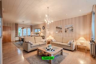 Dit karaktervolle herenhuis is gelegen in de Priorijlaan in het hart van Westende Bad, op wandelafstand van de zee, winkels en horecazaken. Dankzij de centrale ligging en de royale ruimtes biedt deze woning een unieke combinatie van charme, comfort en mogelijkheden.<br /><br />De woning beschikt over een opgefriste gevel en een aangename, onderhoudsvriendelijke tuin, waar u in alle rust kunt genieten van het buitenleven. Binnenin zorgen de vele ramen voor een aangename lichtinval en een ruimtelijk gevoel.<br /><br />Momenteel telt de woning zes ruime slaapkamers, elk voorzien van een eigen lavabo. Hierdoor kunnen meerdere kamers eenvoudig worden omgevormd tot slaapkamers met eigen badkamer, wat tal van mogelijkheden biedt voor grote gezinnen, kangoeroewonen, een gastenverblijf of andere invullingen.<br /><br />Daarnaast beschikt de woning over meerdere leefruimtes, waardoor u geniet van uitzonderlijk veel woonruimte en flexibiliteit. De praktische indeling maakt het mogelijk om wonen, werken en ontspannen perfect te combineren.<br /><br />Een bijkomende troef is dat er geen renovatieverplichting geldt en de elektrische installatie conform is, wat zorgt voor een zorgeloze aankoop.<br /><br />Deze eigendom is een unieke kans voor wie op zoek is naar een ruime woning met karakter op een toplocatie in Westende Bad.<br /><br />Voor meer informatie of een bezoek kunt u contact opnemen met Inti op inti@immofrancois.be of 0499 74 89 74.<br /><br />