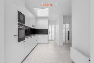 Dit gerenoveerde herenhuis in het centrum van Leuven vormt een zeldzame combinatie van karakter, comfort en doordachte moderniteit. Op...