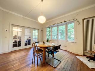 Ligging<br /><br />Dit prachtig bemeubeld appartement in Gent geniet van een unieke ligging aan het miljoenenkwartier. Het appartement is gelegen in de Fleurusstraat en bevindt zich op een wandelafstand van het mooiste park van Gent. Dankzij de nabijheid van openbaar vervoer en invalswegen geniet u van vlotte verbindingen van en naar centrum Gent. In de buurt is er een ruim aanbod aan winkels, scholen, sport en ontspanning.<br /><br />Indeling<br /><br />U betreedt het appartement in de inkomhal die tot de woonkamer leidt met veel natuurlijk licht. Aansluitend is er nog een leefruimte die ook als slaapkamer kan dienen. Verder is er de slaapkamer terug te vinden met toegang tot de badkamer met inloopdouche en wastafel. De keuken is volledig uitgerust met kookplaat, oven, frigo en vaatwasser. Er is eveneens een wasmachine en droogkast aanwezig. Het appartement wordt bemeubeld verhuurd. <br /><br />Bent u op zoek naar een uniek gelegen appartement? Dan is dit appartement iets voor u.<br /><br />Forfait gemene kosten: €25/maand<br />Beschikbaar: te bespreken