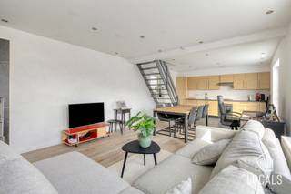 In een <strong>rustige eenrichtingsstraat in Liedekerke </strong>met winkels – scholen - openbaar vervoer en andere voorzieningen op wandelafstand, ontdekt u deze <strong>charmante moderne woning</strong> <strong>die in 2025 werd gerenoveerd</strong>. Hier geniet u van hedendaags wooncomfort op een centrale, maar aangenaam rustige locatie. Bij het binnenkomen verwelkomt de <strong>ruime en lichtrijke leefruimte</strong> u meteen met een warme, huiselijke sfeer. De <strong>pelletkachel</strong> zorgt voor extra gezelligheid, terwijl de <strong>open keuken</strong> naadloos aansluit op de eetplaats. Op het gelijkvloers bevinden zich bovendien een <strong>afzonderlijk gastentoilet</strong> en een <strong>ruime inpandige garage met praktische wasplaats</strong>, ideaal voor extra opbergruimte.<br /><br />Op de eerste verdieping beschikt de woning over <strong>twee riante slaapkamers</strong> die tal van inrichtingsmogelijkheden bieden. <strong>De</strong> <strong>volledig vernieuwde badkamer is stijlvol afgewerkt</strong> en uitgerust met een comfortabele inloopdouche, een lavabo en een tweede toilet. Naast de woning ligt een <strong>aangename tuin</strong> waar u op zonnige dagen heerlijk kunt ontspannen. <br /><br />Extra troeven:<br />- Centrale verwarming aardgas<br />- Elektriciteit conform<br />- Asbest veilig<br />- 100% instapklaar<br />-…<br /><br />Kortom een instapklare gerenoveerde woning op een rustige ligging in hartje Liedekerke. Zeker een bezoek waard! Voor meer informatie en/of een bezichtiging: 054 23 53 83 of info@localsvastgoed.be