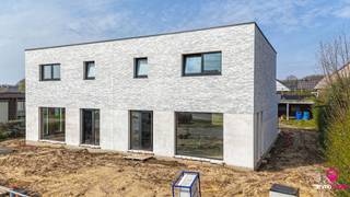 Moderne halfopen nieuwbouwwoning in ruwbouw (wind- en waterdicht) met 3 slaapkamers op toplocatie!<br /><br />Bent u op zoek naar een moderne woning die u nog volledig naar eigen smaak kan afwerken? Deze strakke halfopen nieuwbouwwoning in ruwbouwafwerking (wind- en waterdicht) biedt een uitstekende basis voor uw toekomstige thuis.<br /><br />De woning is gelegen op een perceel van 3,30 are met een straatbreedte van 10,5 meter en geniet van een bijzonder gunstige ligging. U bevindt zich op korte afstand van het centrum van Zolder, Houthalen en Zonhoven met bovendien een vlotte verbinding naar de autosnelwegen E313 en E314.<br /><br />Met een bruto bewoonbare oppervlakte van 167 m² werd deze woning praktisch en doordacht ingedeeld, met oog voor ruimte en comfort.<br /><br />Via de inkomhal betreedt u de woning, waar zich tevens een gastentoilet bevindt. Vanuit de hal komt u in de ruime en lichtrijke leefruimte, die voldoende plaats biedt voor een gezellige zithoek en een eetkamer. Aansluitend bevindt zich de open keuken, die in directe verbinding staat met de leefruimte en zicht biedt op de tuin. Naast de keuken is er een grote, praktische berging voorzien. Vanuit de leefruimte heeft u toegang tot de trap die naar de eerste verdieping leidt.<br /><br />De nachthal geeft toegang tot drie volwaardige slaapkamers. Verder bevindt zich op deze verdieping een badkamer, een aparte toiletruimte en een extra berging, wat zorgt voor bijkomend comfort en praktische opbergruimte.<br /><br />Het perceel wordt vlak opgeleverd en is meteen klaar voor de aanleg van een tuin naar eigen wens.<br /><br />Pluspunten:<br />- Moderne en strakke architectuur;<br />- Zeer degelijke constructie;<br />- Bewoonbare oppervlakte van 167 m²;<br />- Ruime en aangename leefruimte!<br />- 3 slaapkamers!<br />- Triple beglazing!<br />- Extra bergruimte op de verdieping;<br />- Centrale en vlot bereikbare ligging;<br />- Regenwaterput aanwezig;<br />- Aankoop volledig aan 12% registratierechten.<br /><br /><span>Maatregelen opgenomen in het Maatregelenregister: nee</span><br /><br />Samenwerken met deze bouwheer staat garant voor kwaliteit, duidelijke afspraken en een betrouwbare afwerking.<br /><br />Voor een bezichtiging ter plaatse of meer info, bel ons op 078/78.78.70, of kom gewoon binnen op ons kantoor, steeds welkom!