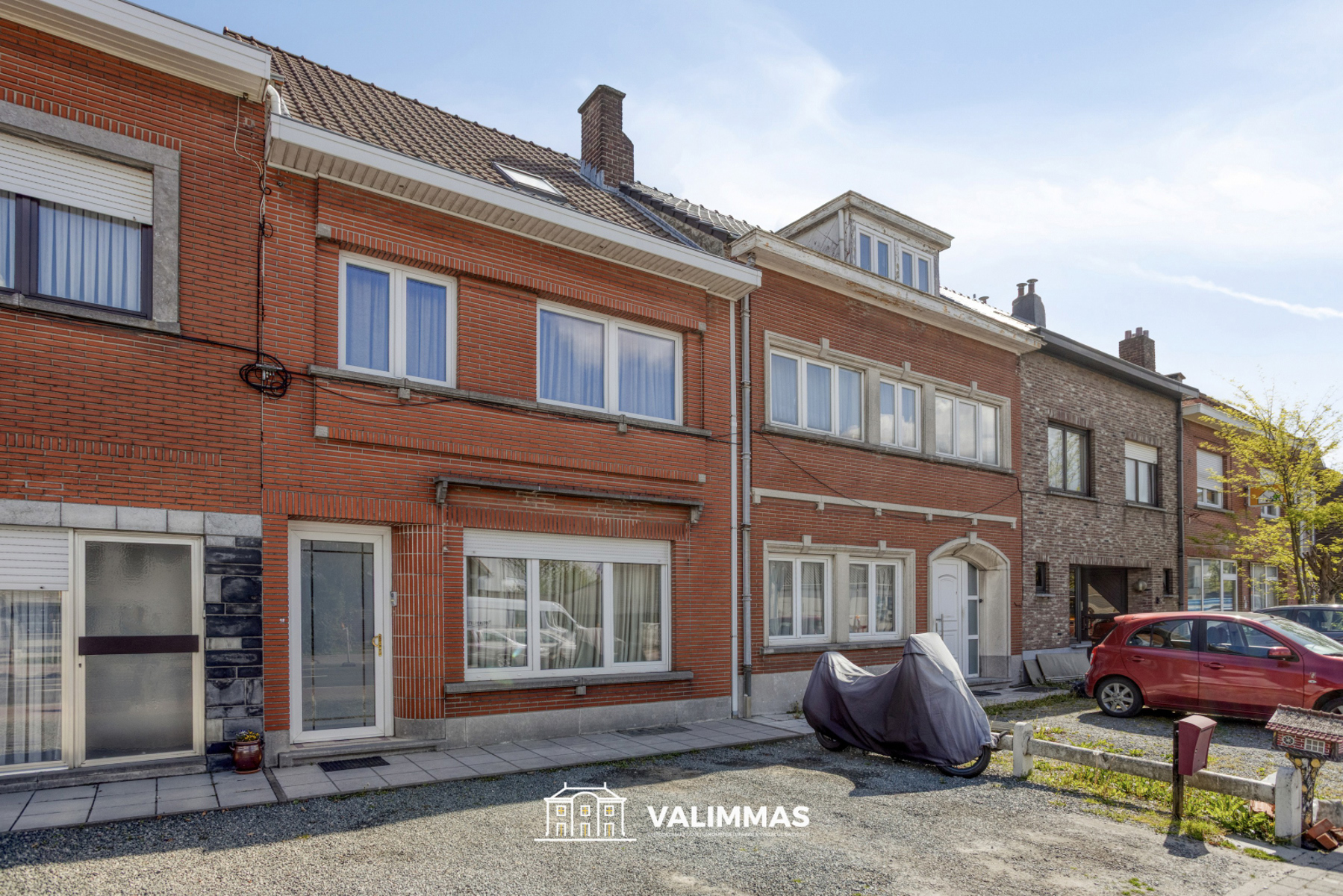 Gerenoveerde, instapklare rijwoning met 2 parkeerplaatsen... - foto 1