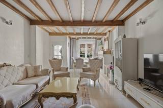 <strong>Omgeving</strong><br />Deze woning bevindt zich in een rustige en vlot bereikbare straat in Wetteren. De ligging biedt een aangename combinatie van rustig wonen en een goede bereikbaarheid van de dagelijkse voorzieningen. Winkels, scholen, horeca en openbaar vervoer bevinden zich op korte afstand.<br />Dankzij de nabijheid van belangrijke verbindingswegen zijn ook omliggende gemeenten en steden vlot bereikbaar. De ligging is dan ook geschikt voor wie op zoek is naar een rustige woonomgeving met alle nodige voorzieningen binnen handbereik.<br /><br /><strong>Karaktervolle gezinswoning met garage en diepe tuin</strong><br />Deze karaktervolle gesloten bebouwing combineert een authentieke uitstraling met een ruime buitenomgeving en verschillende praktische troeven. De woning bevindt zich op een ruim perceel van maar liefst 502 m².<br />Bij het binnenkomen kom je terecht in de inkomhal die toegang biedt tot de leefruimte en eetplaats. Deze vormt het centrale gedeelte van de woning en staat in verbinding met de keuken. Op het gelijkvloers bevindt zich eveneens de badkamer en een praktische garage, wat zorgt voor extra comfort en bergruimte.<br />Op de eerste verdieping bevinden zich verschillende ruimtes die naar eigen behoefte kunnen worden ingericht. Samen met de afgewerkte en bewoonbare dakverdieping beschikt de woning over vier bewoonbare ruimtes. Deze kunnen bijvoorbeeld gebruikt worden als slaapkamers, bureau, hobbyruimte of extra leefruimte.<br />Een van de grootste troeven van deze woning is ongetwijfeld het ruime en diepe perceel. Achteraan bevindt zich een grote tuin die heel wat mogelijkheden biedt. Dankzij de oppervlakte van 502 m² is er voldoende ruimte voor een terras, speelruimte, tuin of andere buitenactiviteiten. Hier kan je in alle rust genieten van de buitenomgeving.<br />Deze woning is een interessante opportuniteit voor wie op zoek is naar een karaktervolle gezinswoning met garage, verschillende mogelijkheden op de verdiepingen en vooral een ruim perceel met een diepe tuin.<br /><br /><strong>Absolute pluspunten</strong>
<ul>
<li>Ruim perceel van 50é m²</li>
<li>Diepe en ruime tuin</li>
<li>Eigen garage</li>
<li>Rustige en vlot bereikbare ligging in Wetteren</li>
</ul>
Voor meer informatie of een bezoekmoment: contacteer info@oko.immo of 0484 14 96 86.
