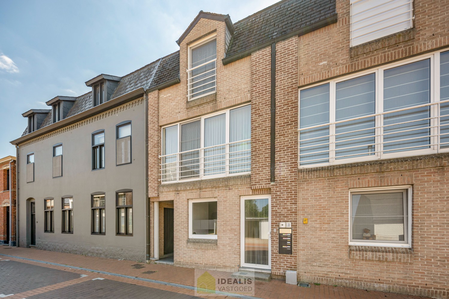 IDEALIS VASTGOED – GELIJKVLOERS APPARTEMENT MET LICHTRIJKE LEEFRUIMTE EN AANSLUITEND RUIME KEUKEN, BADKAMER, 2 SLAAPKAMERS EN GARAGEBOX OP EEN UITERST GUNSTIGE LOCATIE VLAK BIJ HET CENTRUM VAN PELT! - foto 4