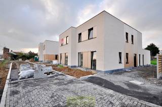 Deze <strong>nieuwbouwwoning</strong> is gelegen in de nabijheid van het centrum van Avelgem, met tal van lokale handelszaken, scholen en openbaar vervoer. Op wandelafstand van de Schelde, kortom een ideale combinatie tussen rust en comfort!<br /><br />Met een<strong> bewoonbare oppervlakte van 180m²</strong>, werd aandacht besteed aan een aangenaam ruimtegevoel gecombineerd met een volledige afwerking met kwalitatieve materialen. <strong>Indeling </strong>gaat als volgt: inkomhal, gastentoilet, berging/wasplaats, woon- en eetkamer met een goed uitgeruste keuken. De bovenverdieping bestaat uit een overloop, een badkamer,<strong> 3 slaapkamers </strong>en berging. Verder geniet deze woning van een volledig omheinde tuin met <strong>aangelegd terras</strong>.<br /><br /><strong>Kenmerken</strong>: Ventilatiesysteem C, regenwater, warmtepomp, zonnepanelen, vloerverwarming, inspraak in materiaalkeuze: sanitaire toestellen, keukenmeubilair, keuken toestellen, vloeren...<br /><br />Prijzen excl. BTW , registratie en andere kosten.<br />Interesse? Contacteer Els 0478 61 64 34 of els@immoroman.be