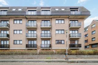 Op zoek naar een verzorgde studio vlak bij het strand van Oostende?<br /><br />Deze lichtrijke studio bevindt zich op de eerste verdieping van residentie "De Strandjutter" in de Troonstraat. Je geniet er van een uitstekende ligging, op wandelafstand van het strand en het centrum van Oostende. In de nabije omgeving vind je tal van winkels, horeca, openbaar vervoer, cultuur en andere voorzieningen.<br /><br />Indeling: inkomhal, gezellige leefruimte met toegang tot het zuidgericht terras, ingerichte keuken, badkamer met ligbad met douchefunctie, wastafel en toilet.<br /><br />EPC: 178 kWh/m² – label B<br /><br />Ideaal als tweede verblijf of als investering!<br /><br />Interesse? Neem contact op met Beau voor meer informatie of een bezoek: beau@waeyler.be<br />of 0470 54 16 27.
