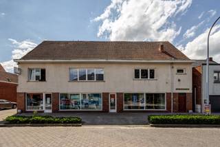 Dit uitzonderlijke vastgoedaanbod biedt een perfecte combinatie van woon- en werkruimte, gelegen op een royaal perceel van ca. 2290 m². Het...