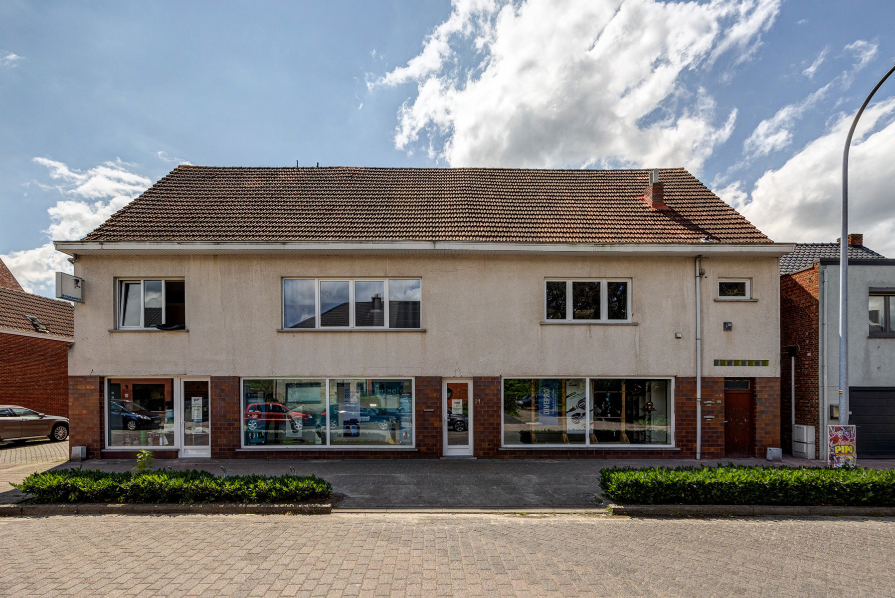 Handelswoonst en 2 appartementen op ca. 2290m² - foto 2