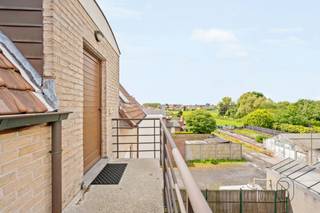 <p>Instapklaar appartement op wandelafstand van het centrum van Avelgem!<br /><br />Dit instapklaar appartement combineert comfortabel wonen, een praktische indeling en een centrale ligging vlakbij winkels, scholen en openbaar vervoer.<br /><br />INDELING:<br />Inkomhal, lichtrijke leefruimte met uitgeruste open keuken en praktische berging. Verder beschikt het appartement over een ruime slaapkamer en een badkamer. Daarnaast is er ook een privatieve kelderberging inbegrepen in de verkoop.<br /><br />Wat maakt dit appartement uniek?<br />♦ lichtrijke leefruimte<br />♦ uitgeruste open keuken met berging<br />♦ ruime slaapkamer<br />♦ privatieve kelderberging inbegrepen<br />♦ energiezuinig: epc-label C<br />♦ op wandelafstand van centrum Avelgem<br />♦ dichtbij scholen, winkels en openbaar vervoer<br />♦ ideaal voor starters, koppels, alleenstaanden of investeerders<br /><br />Interesse in dit appartement?<br />Contacteer ons vandaag nog: charlotte@immobeguin.be</p>