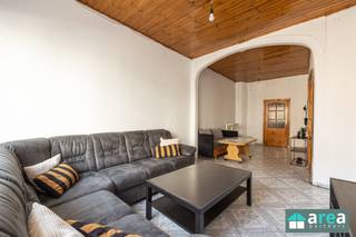 Achter deze authentieke gevel in de schuilt een woning die historisch gekend staat als een gebouw bestaande uit 3 units, momenteel gebruikt...