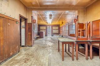 <p>Gebouw voor gemengd gebruik te koop in Groot-Bijgaarden met interessante mogelijkheden voor wie op zoek is naar een renovatieproject.</p><p> </p><p>Het gelijkvloers omvat een voormalig café (78,43m²). Daarnaast beschikt deze verdieping over een woonkamer (36,25m²), een keuken (16,29m²) en een achterbouw (39,75m²) die extra ruimte en mogelijkheden creëert.</p><p> </p><p>Op de bovenverdieping (95m²) bevinden zich nog 5 aparte ruimtes die polyvalent kunnen worden ingevuld als slaapkamers, bureauruimtes, hobbykamers of extra opslagruimte. De praktische indeling biedt tal van mogelijkheden om deze woning volledig naar eigen smaak en stijl te renoveren.</p><p> </p><p>Het gebouw dient volledig gerenoveerd te worden, maar beschikt over veel potentieel. Dankzij de ligging in Groot-Bijgaarden geniet je van een vlotte verbinding naar Brussel, winkels, openbaar vervoer en belangrijke invalswegen.</p><p> </p><p>Ben je op zoek naar een gebouw voor gemengd gebruik met renovatiepotentieel in Groot-Bijgaarden? Contacteer ons gerust voor bijkomende informatie.</p>