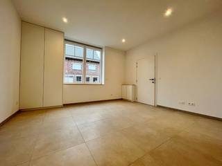 Deze rijwoning werd volledig gerenoveerd en omvat op de gelijkvloers een inkomhal, apart toilet, ruime en lichtrijke leefruimte,...
