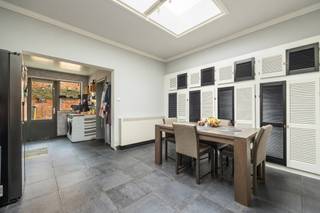 Centraal gelegen woning met 2 à 3 slaapkamers, goed onderhouden en ruime 2e verdieping met mogelijkheden. EPC 320 kWh/m²Ligging: Centraal gelegen op...