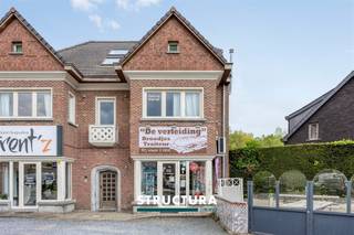Welkom bij deze uitnodigende commerciële ruimte in Lebbeke, een huidige broodjeszaak met aanzienlijk potentieel voor ondernemers. Dit eigentijdse pand combineert charme met functionaliteit en biedt een unieke kans voor uw zaak. Het pand omvat een ruimte van ongeveer 79m², ideaal voor het ontvangen van bezoekers en klanten. De ruimte beschikt over een zithoek. Achter de schermen zijn er verschillende keukens en opslagruimten beschikbaar, voorzien van modern koelapparatuur en diepvriezers. Het terrein beschikt over een ruim grondoppervlak, waaronder een ruim en zonnig terras. Dit biedt uitstekende mogelijkheden voor zomerse gastvrijheid. De voorgevel met baksteenarchitectuur en grote ramen biedt maximale zichtbaarheid vanaf straat. Het pand is voorzien van airconditioning (ook verwarming) en een professionele toonbank, wat aangeeft dat het ideaal is voor een voedingbedrijf (broodjeszaak, frituur, saladebar, ...). Deze gelegenheid wacht op een ondernemer die van plan is deze ruimte nieuw leven in te blazen. Uiteraard geeft dit ook mogelijkheden tot andere soort ondernemingen. Er zijn nog 2 staanplaatsen bij aan te kopen aan € 20.000. Bestuursmaatregelen in het maatregelenregister: nee